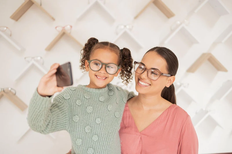 Як допомогти дитині з цікавістю носити окуляри - фото №3